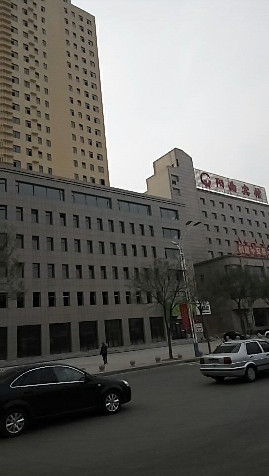 2017年11月9日陽(yáng)曲縣萬(wàn)辰小區(qū)安裝防火門(mén)施工作業(yè)圖片