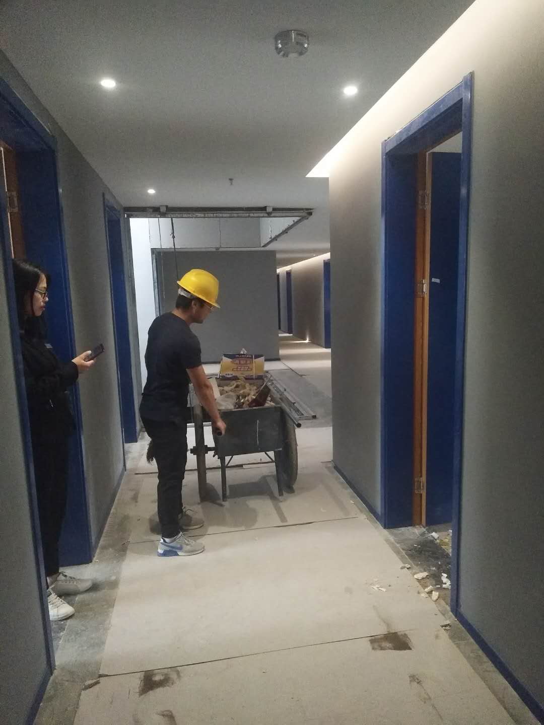 2018年5月6日工師傅們在實施***后一道工序打膠并打掃衛(wèi)生。