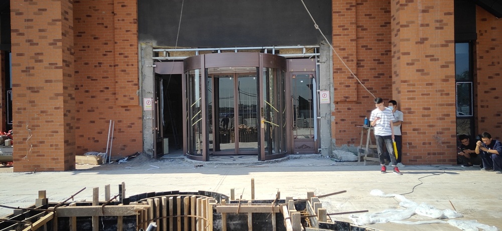 2020清徐仿銅旋轉(zhuǎn)門安裝現(xiàn)場