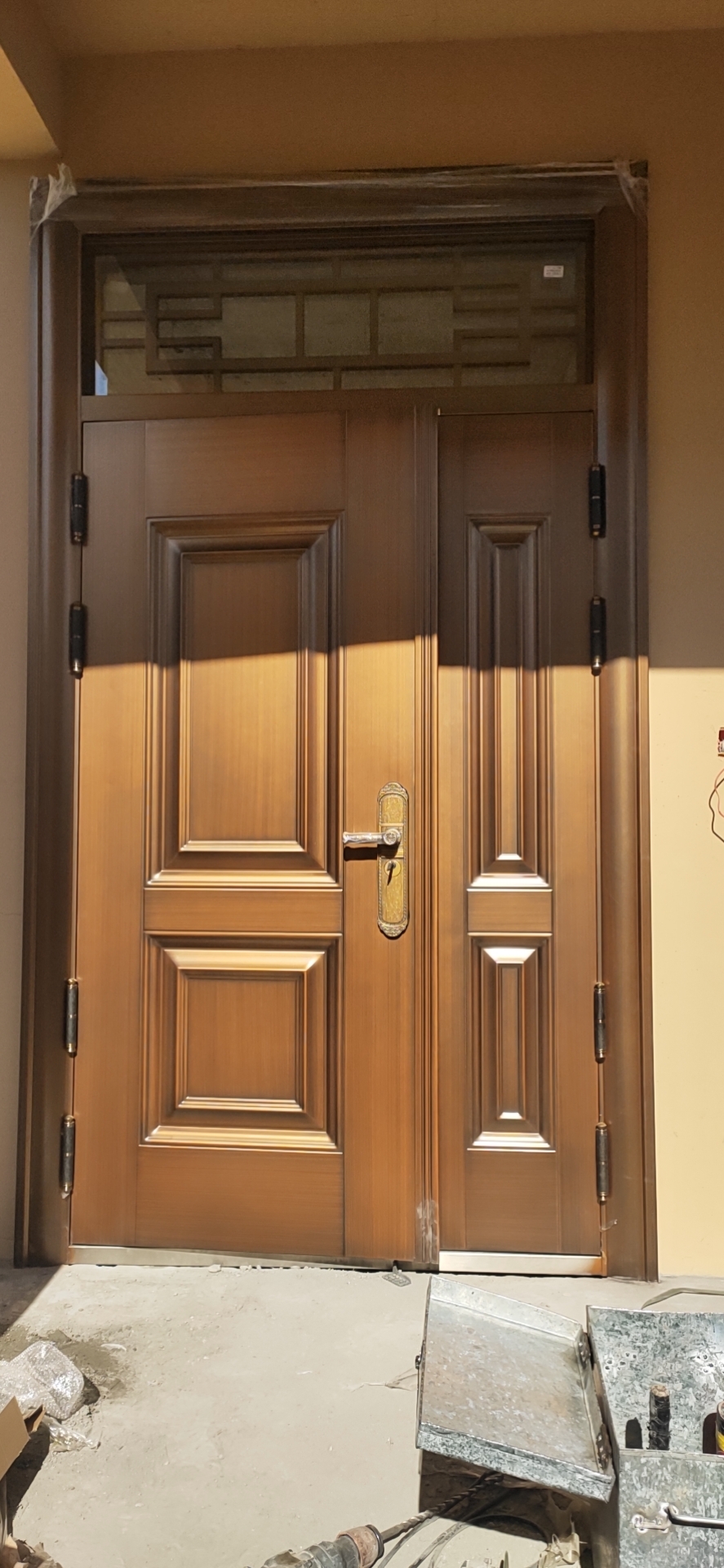 2020陽(yáng)曲縣仿銅門(mén)安裝現(xiàn)場(chǎng)。